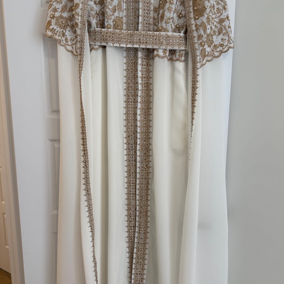 White and Gold Kaftan Cape Effect - Picture 4 of 11